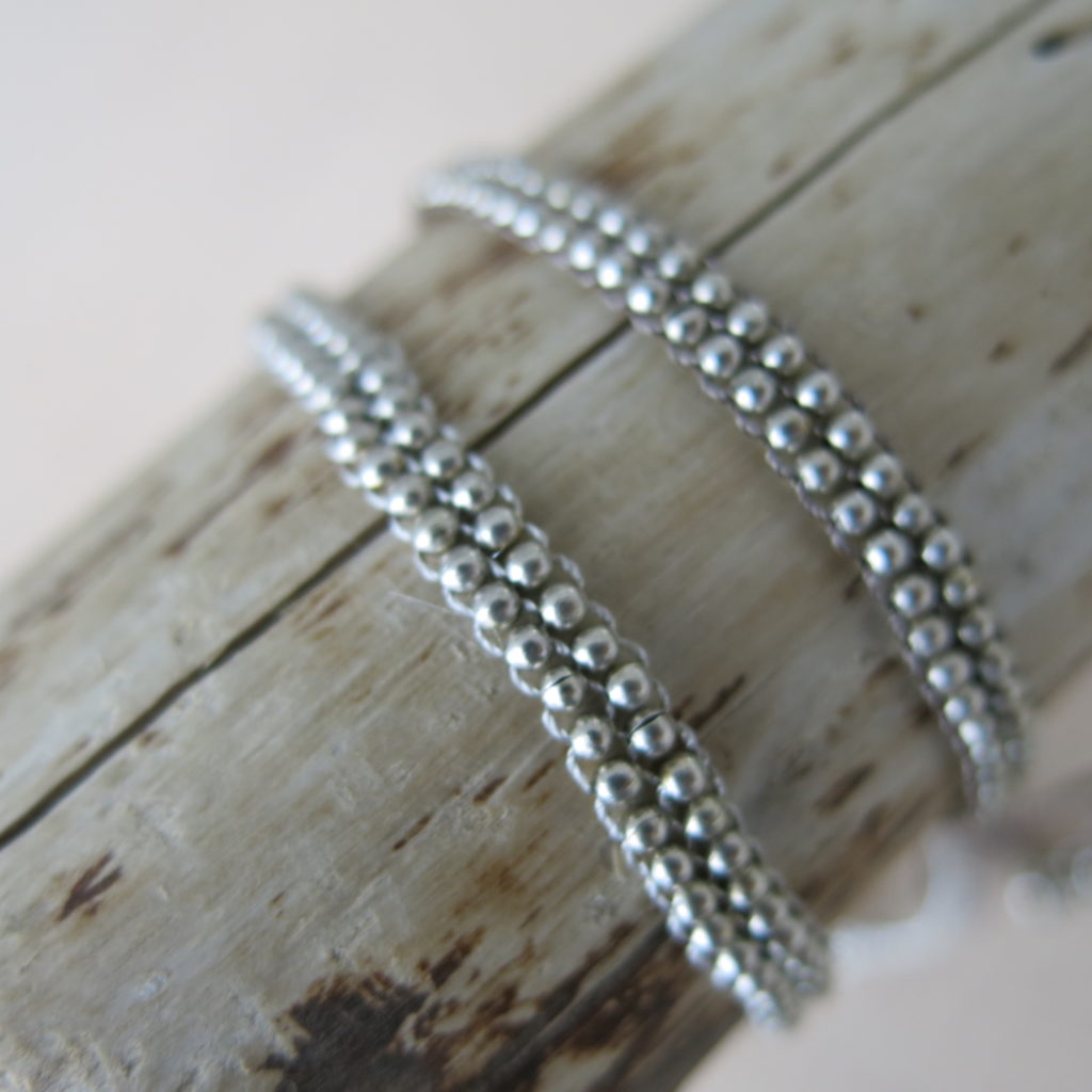 Armband mit versilberten Metallperlchen
