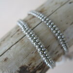 Armband mit versilberten Metallperlchen