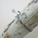 feines Häkel-Armband mit silbernen Metallperlchen-751