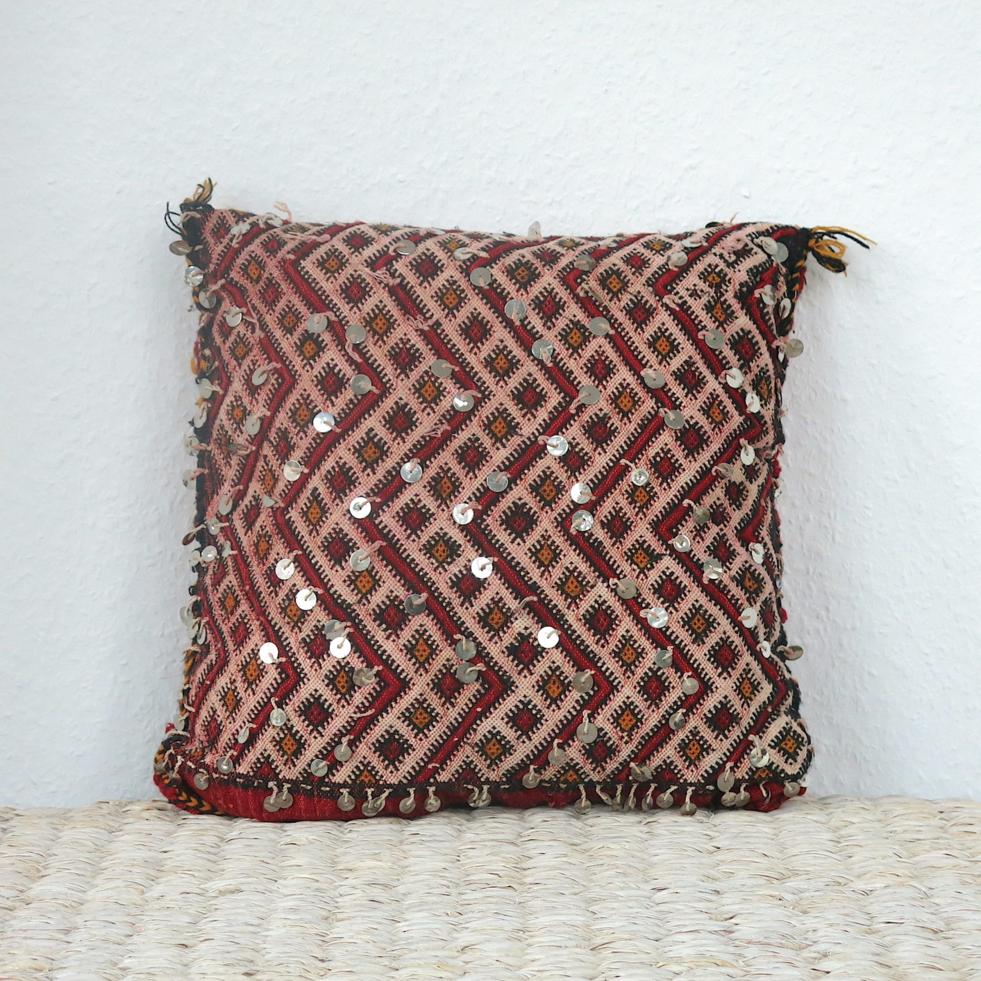 Kelim Kissen in rot-creme mit Metallpailetten Kelim Kissen in rot-creme mit Metallpailetten