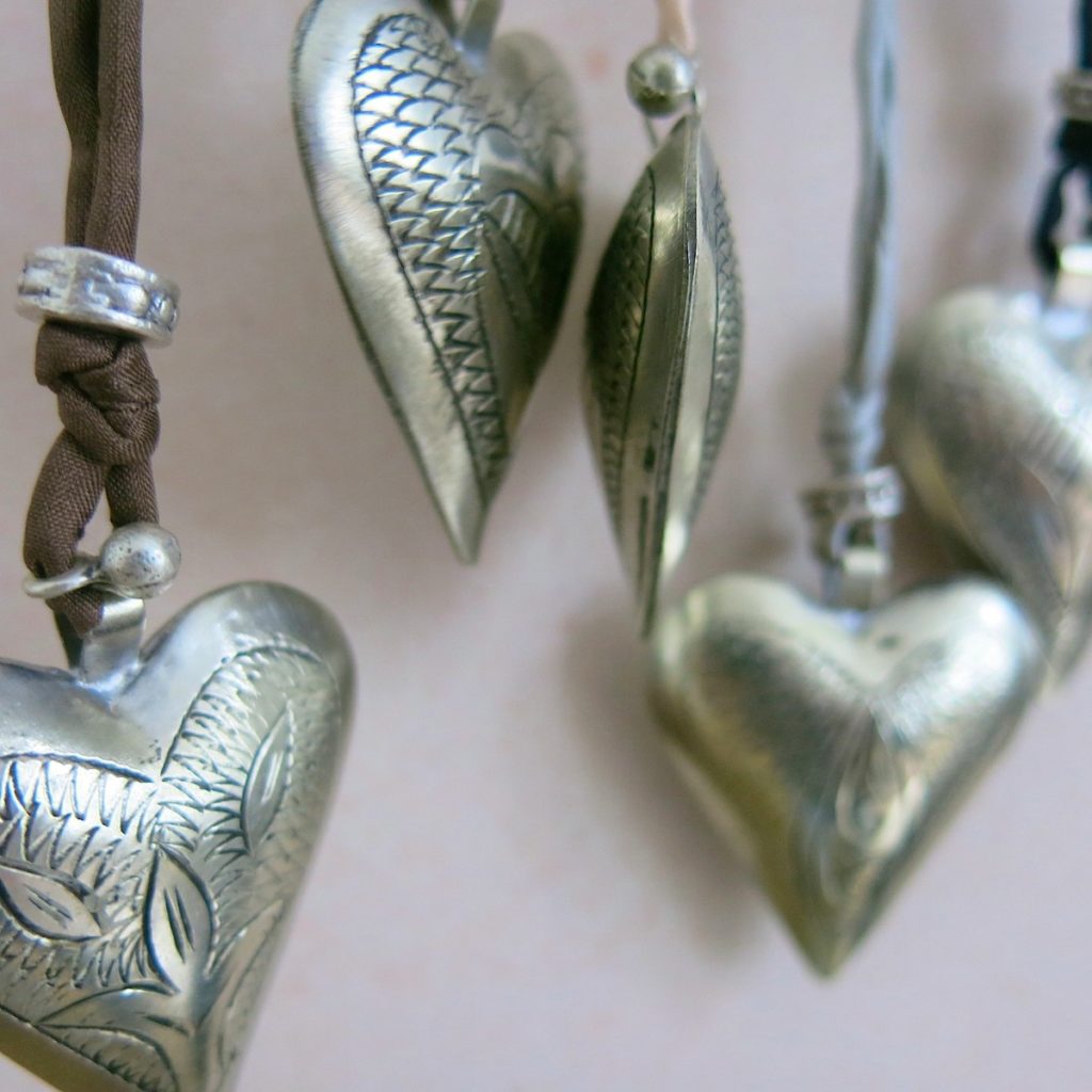 Kette mit Maillechort-Silber-Herz-Anhänger und Seidenband-2273