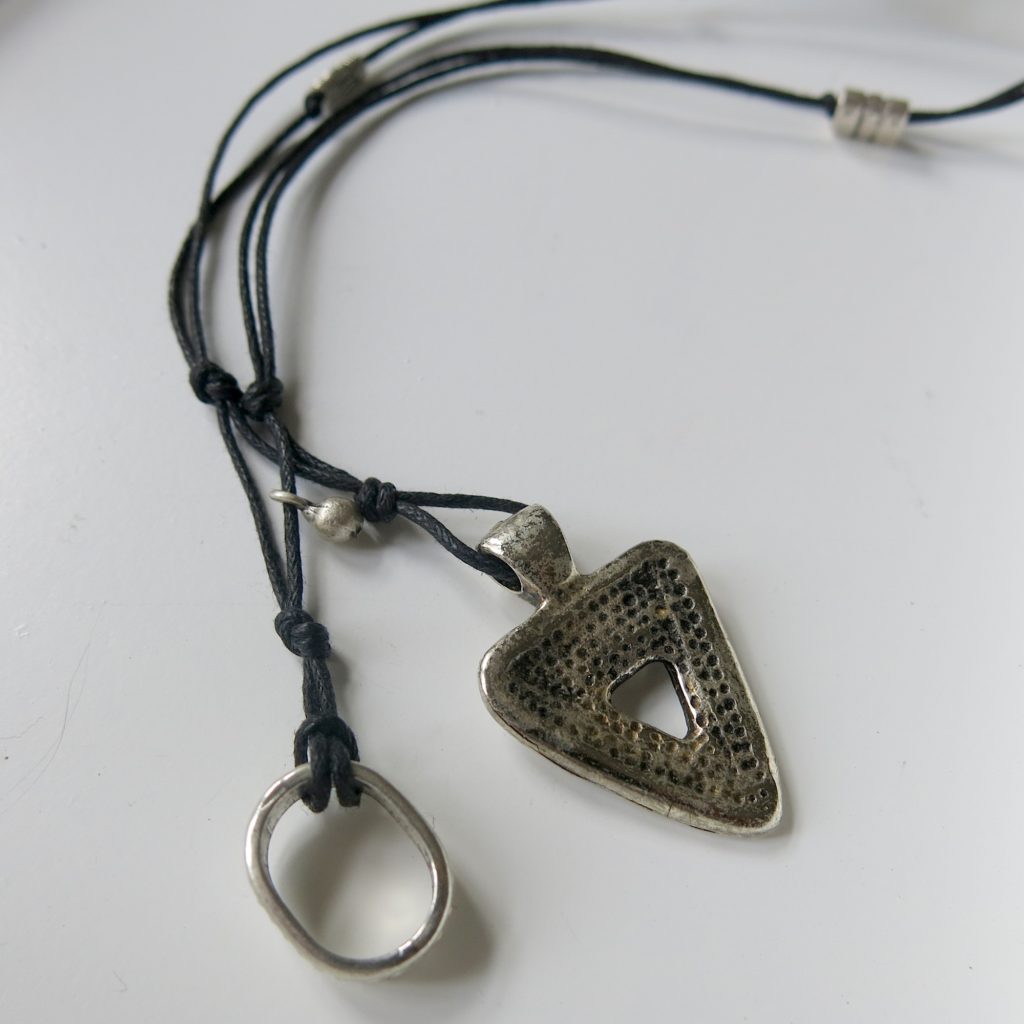 Kette mit dreieckigem Berber-Silberanhänger -0