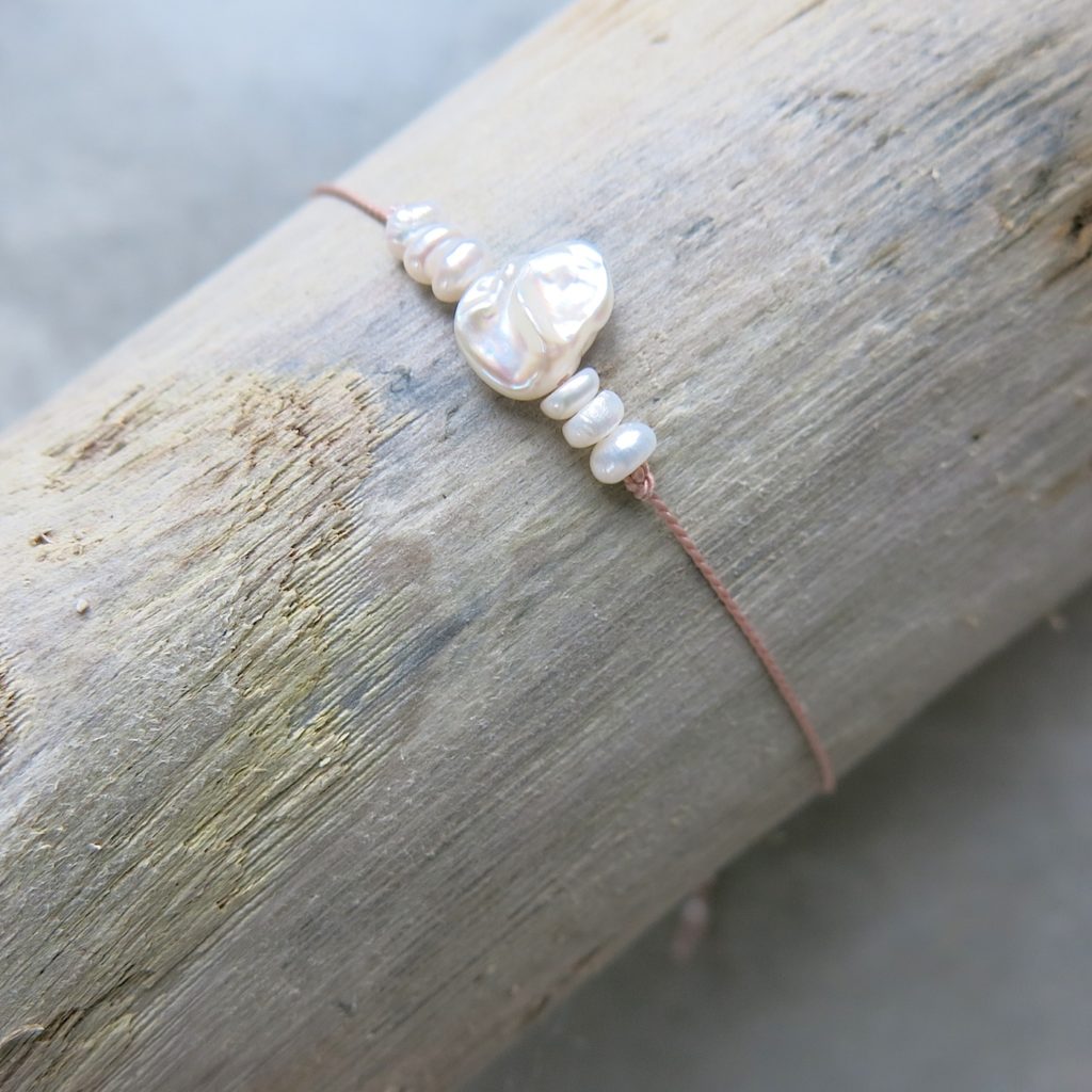 feines Armband mit 'Cornflake-Keshi' Perle