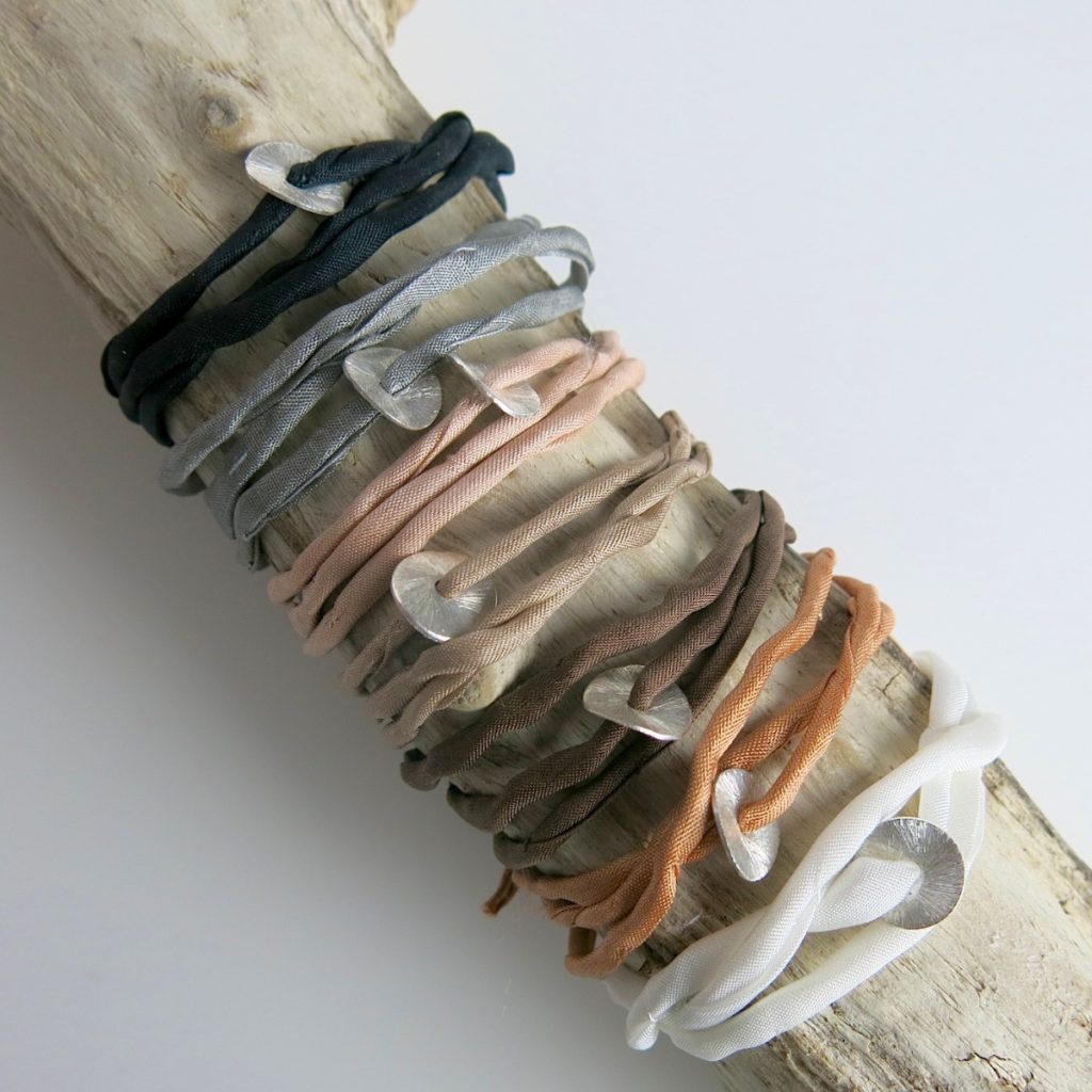 Seidenarmband mit Silberplättchen-2941