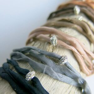 Seidenarmband mit verziertem Silberring