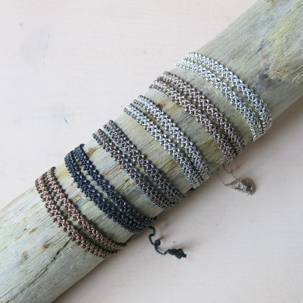 doppeltes Häkel-Armband mit japanischen Glasperlen