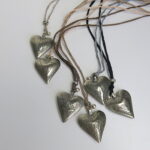 Kette mit Maillechort-Silber-Herz-Anhänger und Seidenband – Bild 5