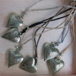 Kette mit Maillechort-Silber-Herz-Anhänger und Seidenband – Bild 4