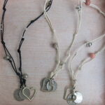 Kette mit verschiedenen gesammelten Anhängern und Silberherz – Bild 2