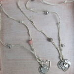 Kette mit verschiedenen gesammelten Anhängern und Silberherz – Bild 3