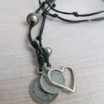 Kette mit verschiedenen gesammelten Anhängern und Silberherz – Bild 6
