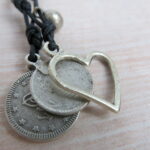 Kette mit verschiedenen gesammelten Anhängern und Silberherz – Bild 7