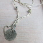 Kette mit Silberherz und dekorativem Silberplättchen – Bild 4