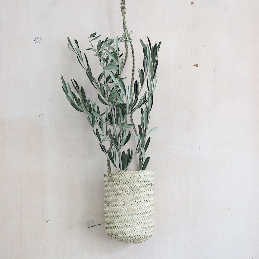 Handgemachter kleiner Korb mit Aufhängung