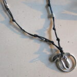 Kette mit versilberter Kauri Muschel und Ring – Bild 2