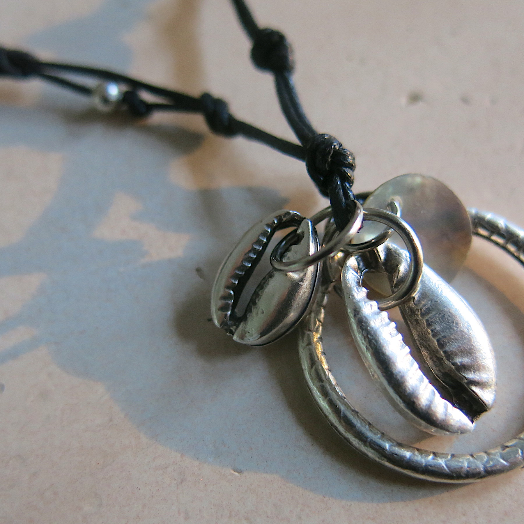 Kette mit versilberter Kauri Muschel und Ring Kette mit versilberter Kauri Muschel und Ring