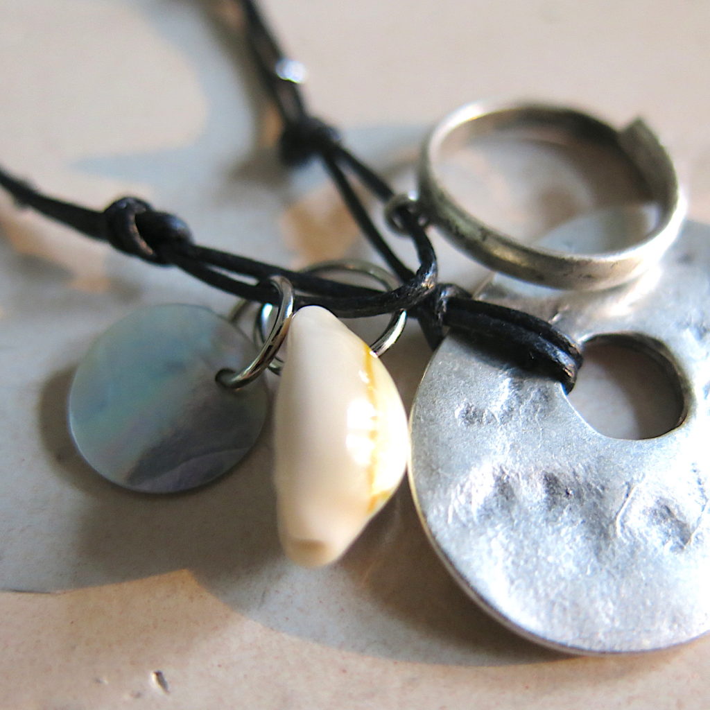 einzigartige Kette mit verschiedenen gesammelten Anhängern