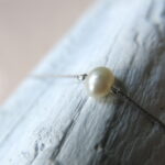 Feines Armband mit Süßwasserperle und Silberdetail – Bild 2