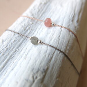 Armband mit Silberdetail und Einzel-Edelstein