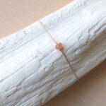 Feines Armband mit Silberdetail und Einzel-Edelstein – Bild 4