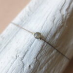 Feines Armband mit Silberdetail und Einzel-Edelstein – Bild 2