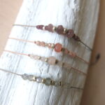 feines Armband mit verschiedenen Edelsteinen und Silberdetail