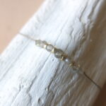 feines Armband mit verschiedenen Edelsteinen und Silberdetail – Bild 9