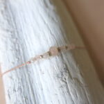 feines Armband mit verschiedenen Edelsteinen und Silberdetail – Bild 5