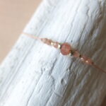 feines Armband mit verschiedenen Edelsteinen und Silberdetail – Bild 3