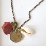 Lange Halskette 'lucky charm' mit verschiedenen Messing Anhängern - handmade in Ibiza – Bild 4