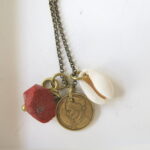 Lange Halskette 'lucky charm' mit verschiedenen Messing Anhängern - handmade in Ibiza – Bild 3