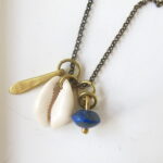 Lange Halskette 'lucky charm' mit verschiedenen Messing Anhängern - handmade in Ibiza – Bild 7