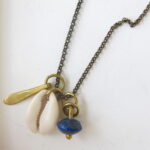 Lange Halskette 'lucky charm' mit verschiedenen Messing Anhängern - handmade in Ibiza – Bild 5