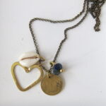 Lange Halskette 'lucky charm' mit verschiedenen Messing Anhängern - handmade in Ibiza – Bild 2