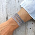 Doppeltes Häkel Armband mit grau-silber schimmernden Glasperlen – Bild 11