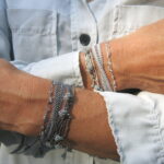 Feines Häkel Armband in 'Netzoptik' mit grau-silber schimmernden Glasperlen – Bild 8