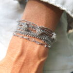 Feines Häkel Armband in 'Netzoptik' mit grau-silber schimmernden Glasperlen – Bild 7