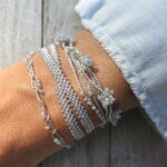 Feines Häkel Armband in 'Netzoptik' mit grau-silber schimmernden Glasperlen – Bild 3