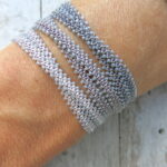 Doppeltes Häkel Armband mit grau-silber schimmernden Glasperlen – Bild 8