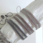 Doppeltes Häkel Armband mit grau-silber schimmernden Glasperlen – Bild 9