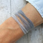 Doppeltes Häkel Armband mit grau-silber schimmernden Glasperlen – Bild 5