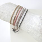 Einreihiges Häkel Armband mit schimmernden Glasperlen – Bild 11