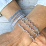 Gedrehtes Häkel Armband mit grau-silber schimmernden Glasperlen – Bild 2
