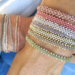 Schimmerndes Häkel Armband mit Glasperlen