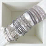 Feines Häkel Armband in 'Netzoptik' mit grau-silber schimmernden Glasperlen – Bild 10