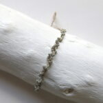 Gedrehtes Häkel Armband mit metallic schimmernden Glasperlen – Bild 6