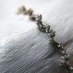 Gedrehtes Häkel Armband mit metallic schimmernden Glasperlen – Bild 8