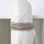 Einreihiges Häkel Armband mit schimmernden Glasperlen – Bild 10