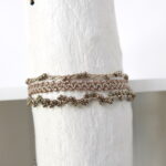 Gedrehtes Häkel Armband mit metallic schimmernden Glasperlen – Bild 5