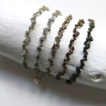 Gedrehtes Häkel Armband mit metallic schimmernden Glasperlen – Bild 2